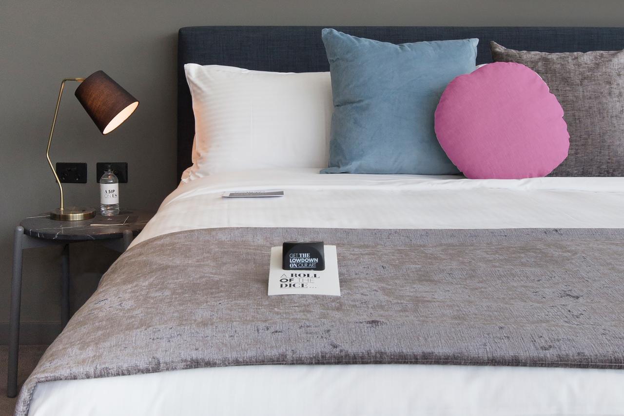 Art Series - The Chen Box Hill Esterno foto A bed with a throw