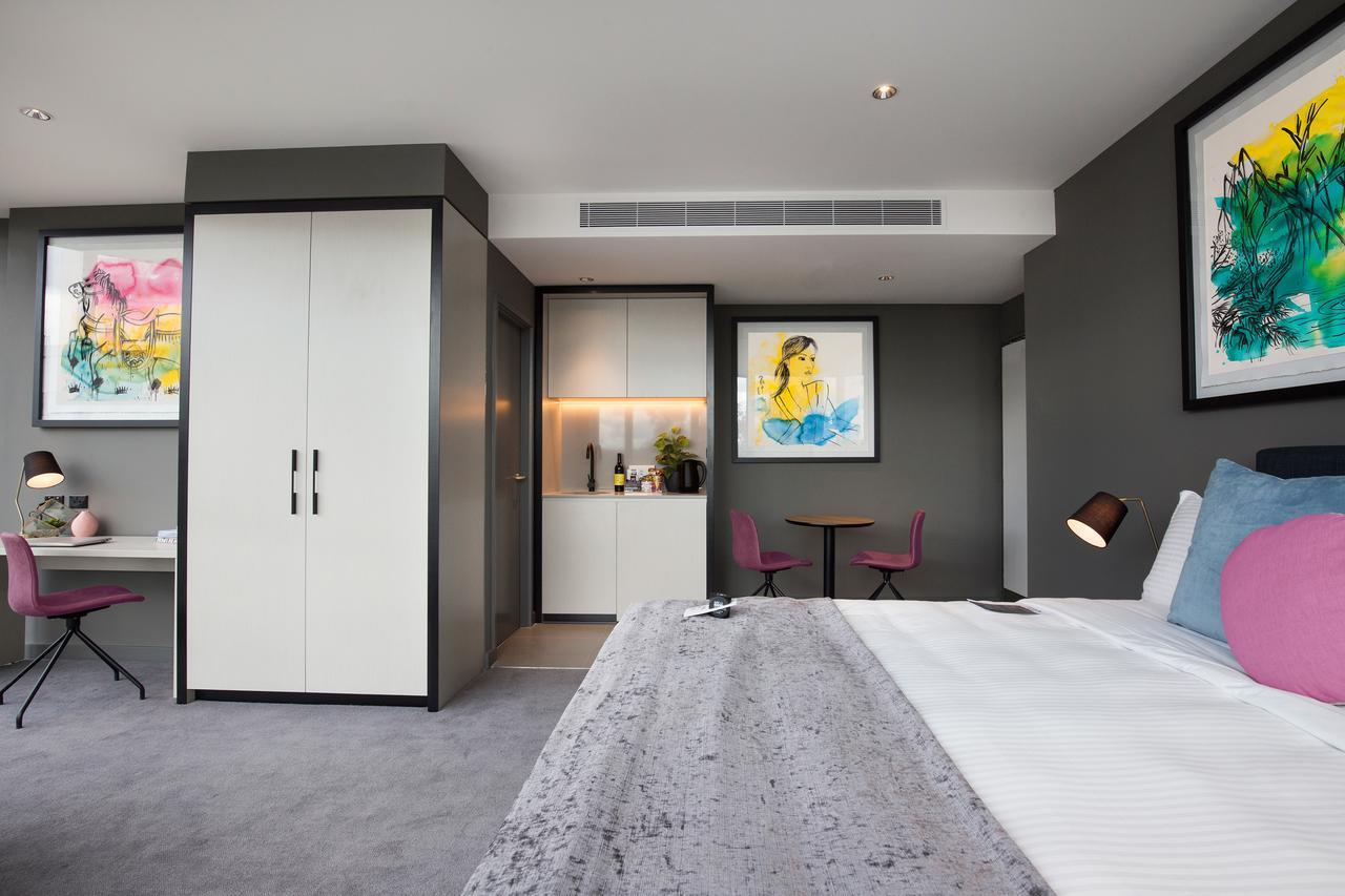 Art Series - The Chen Box Hill Esterno foto A room at the hotel