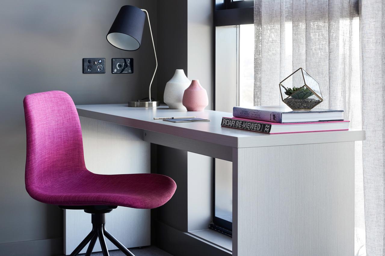 Art Series - The Chen Box Hill Esterno foto A desk with a chair