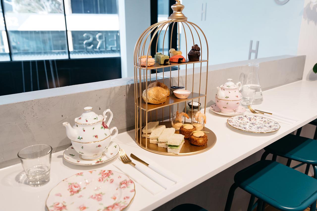Art Series - The Chen Box Hill Esterno foto Afternoon tea at the British Airways Galleries lounge at London Heathrow Airport